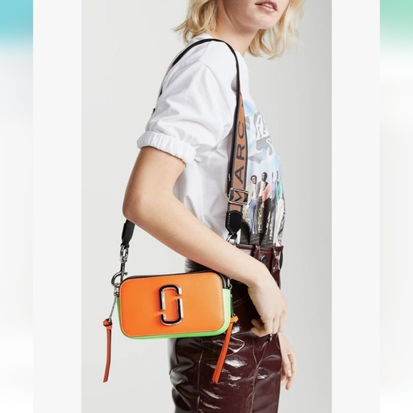 Marc Jacobs Women's Snapshot Fluro Camera Crossbody Bag with Logo Strap NWOT - Picture 2 of 4
